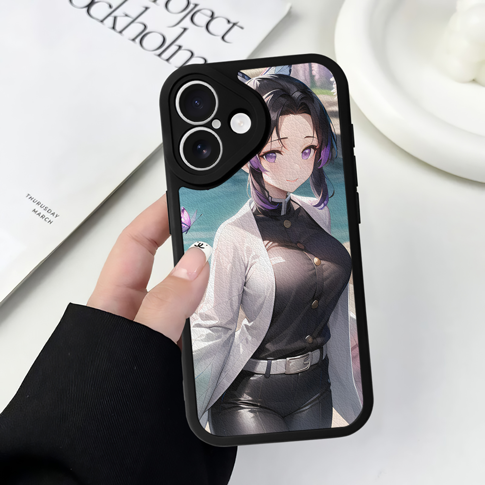 （画像用） 鬼滅の刃（きめつのやいば）蟲柱-胡蝶 しのぶ／こちょう しのぶ Kochou Shinobu 【iPhone 16シリーズ対応】シリコンスマホケース（レザー調） 材質：シリコン